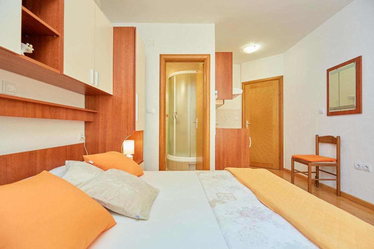 Apartments Zelic Tučepi Pokoj fotografie